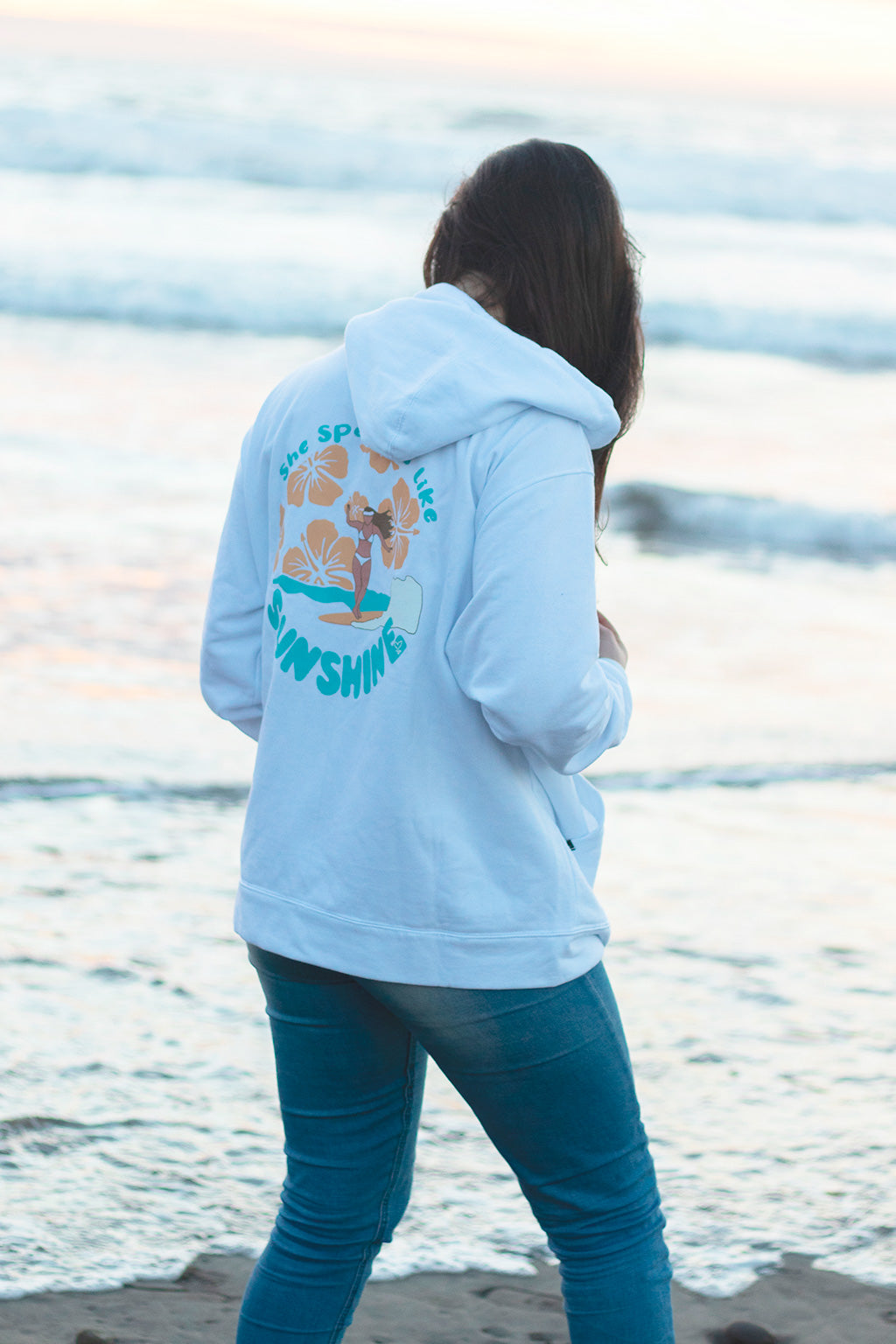 Hoodie "She sparkles like sunshine"🏄🏽‍♀️ Blanco